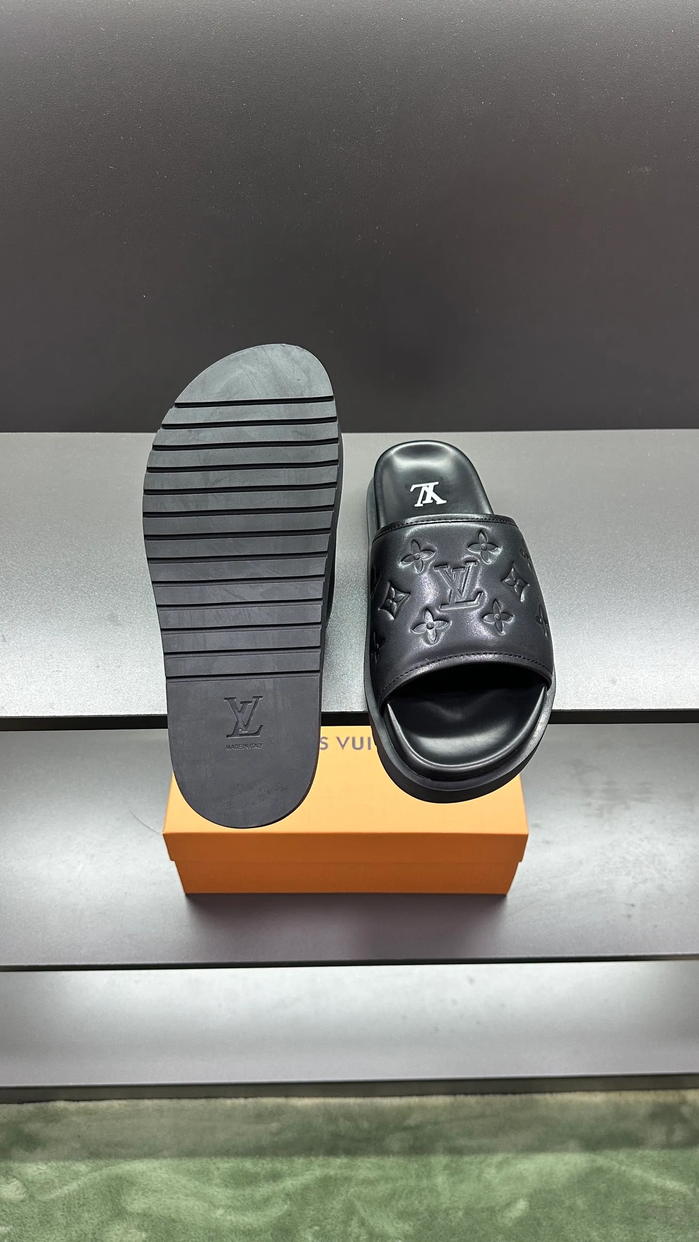 [L Home] P: 300💰Size: 38-45 Top purchasing lv men's summer slippers, classic presbyopia with soft real leather lining, unique color splicing effect, distinctive personality, fashionable and trendy essential style, light and comfortable. Lightweight and tough rubber insole, micro ridged foam outsole, super comfortable!